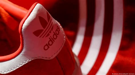 cuantos empleados tiene adidas.